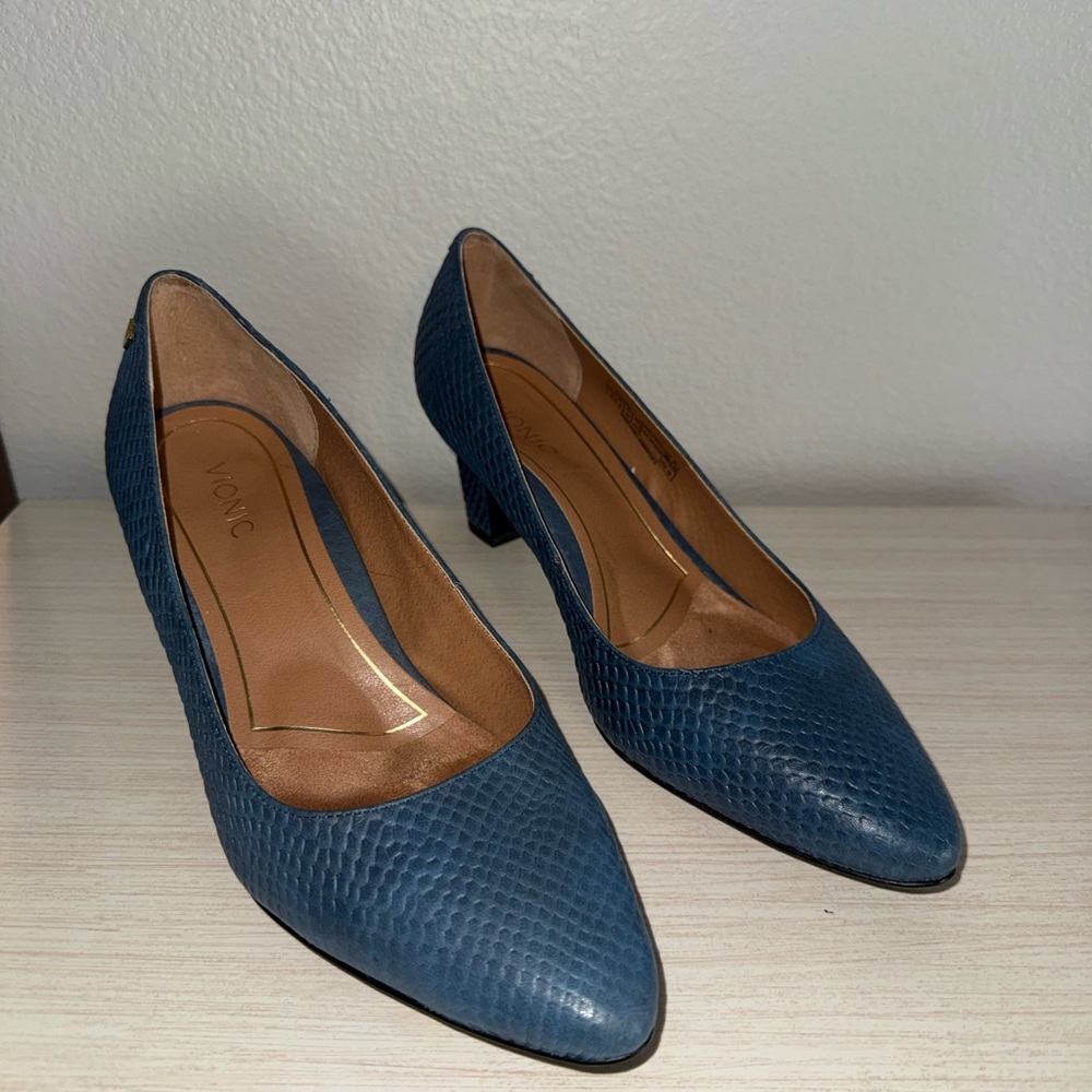 Vionic Teal-Blue Textured Pointed-Toe Pumps